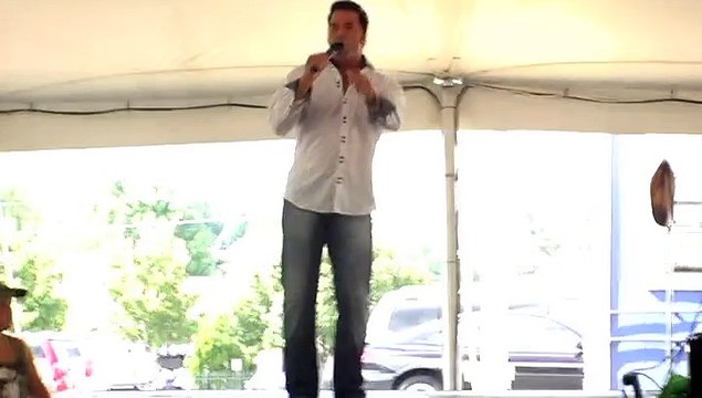 Casper Slee sings 'Burning Love' Elvis Week 2009