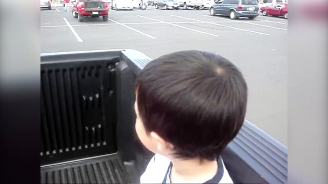 Ce gamin va surement devenir pilote de jet... Réaction énorme