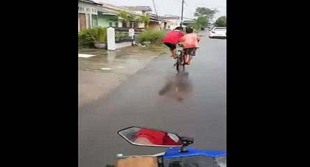 Faire du vélo à deux