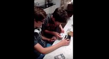 Deux jeunes de la nouvelle génération face à un walkman à cassette