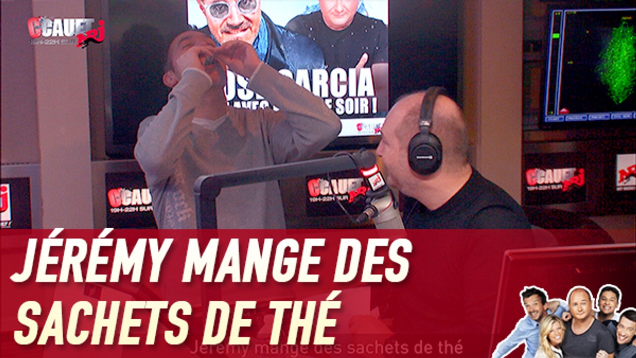 Jérémy mange des sachets de thé