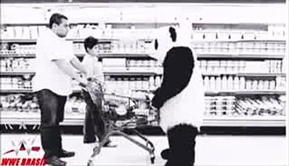 Panda psicopata assombra família em supermercado