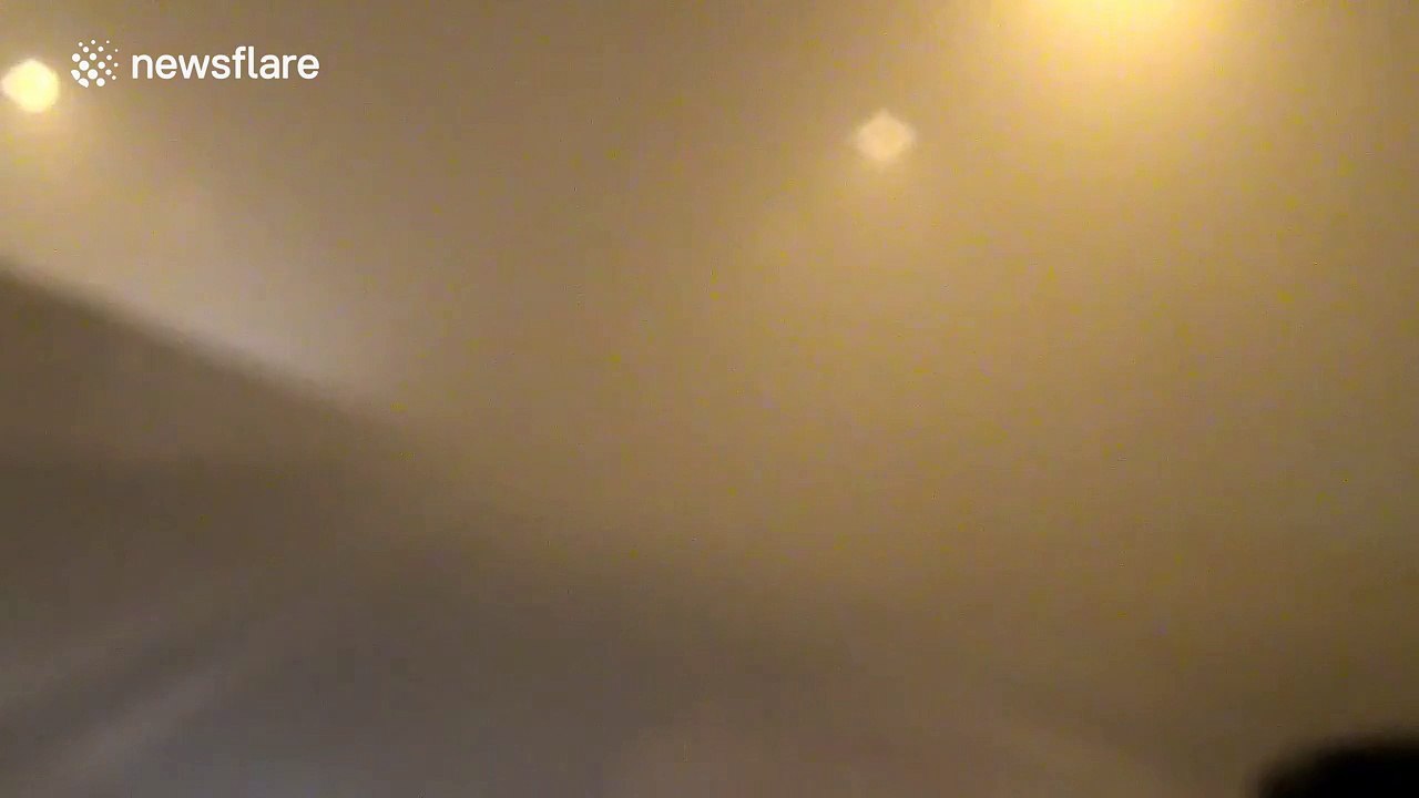Car drives through scarily heavy smog in China