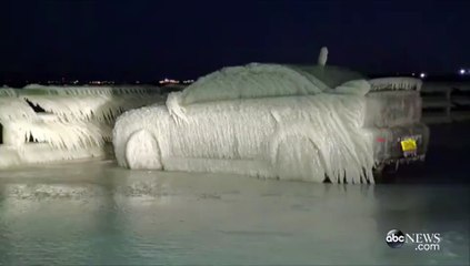 Une tempête transforme une voiture en sculpture de glace