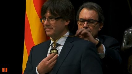 Carles Puigdemont promet fidelitat al poble  de Catalunya i no al rei a la constitució espanyola