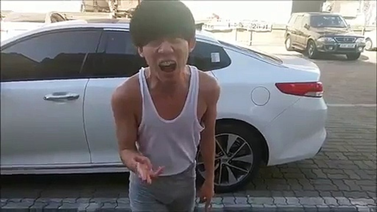 Il laisse une voiture lui rouler sur la jambe