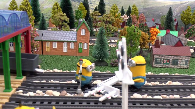 Thomas et ses Amis Minions des Blagues Drôles de Peppa Pig Tom Moss Train Jouet Play Doh Surprise Oeufs