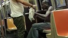 Un homme‬ enlève son tee-shirt et son bonnet pour les donner  a un ‪SDF‬
