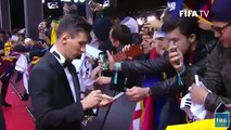 Cristiano Ronaldo firma autógrafos en gala de la FIFA