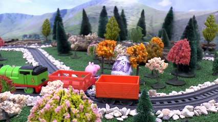 Peppa Cochon Rencontre Les Schtroumpfs | Thomas et ses Amis Oeuf Surprise Histoire | Intérieur Kinder Monster High