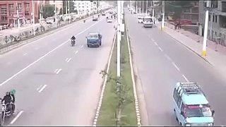 Nepal Earthquake CCTV footage at a road in nepal 25 April 2015