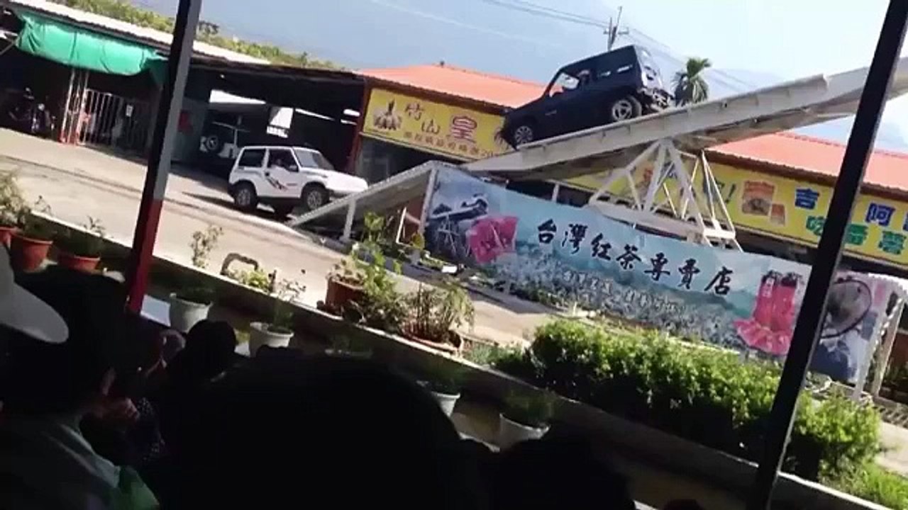 Ils font des acrobaties avec des voitures ! Le résultat est bluffant !