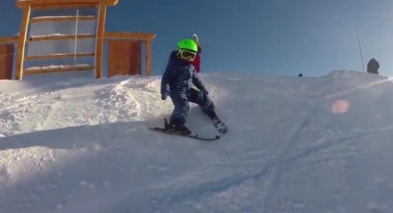 Ce garçon de 2 ans est déjà capable de skier