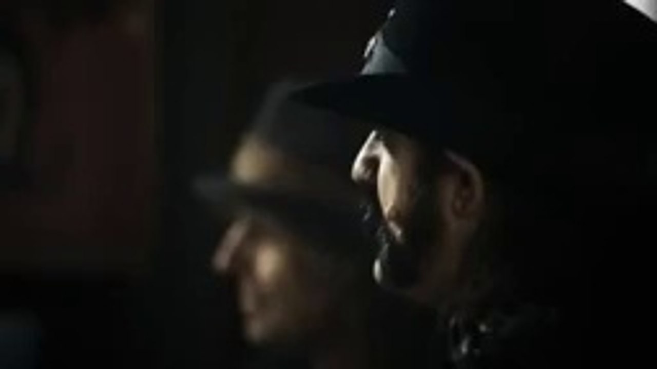 Lemmy dans une pub pour ..... de la bière. Hé oui il devait avoir la gueule de bois pour boire çà MDR!!!
