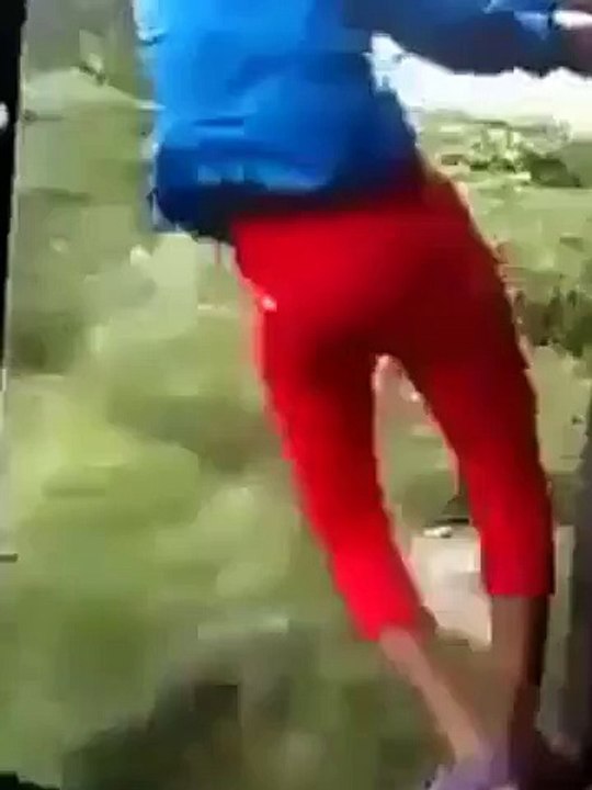 Un homme tombe d'un train à grande vitesse !