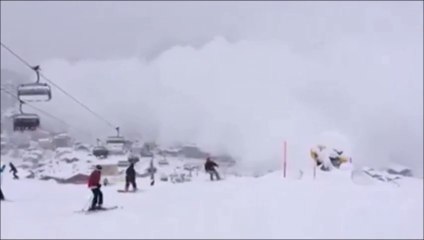 Aosta - enorme nube di valanga avvolge Cervinia, paura in paese