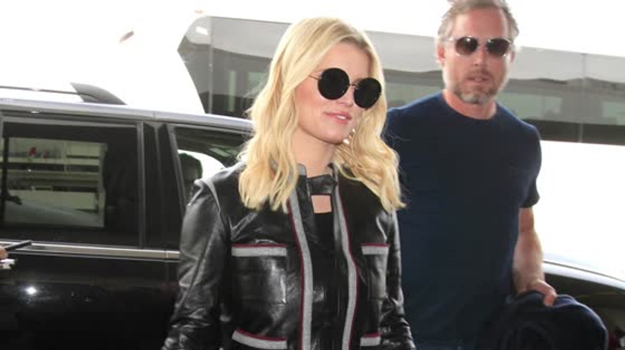 Jessica Simpson: Looks Killer in Sexy Jeans and Confirms She Does Pushups