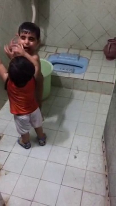 Two Kids Taking a Bath And Dance - video Dailymotion