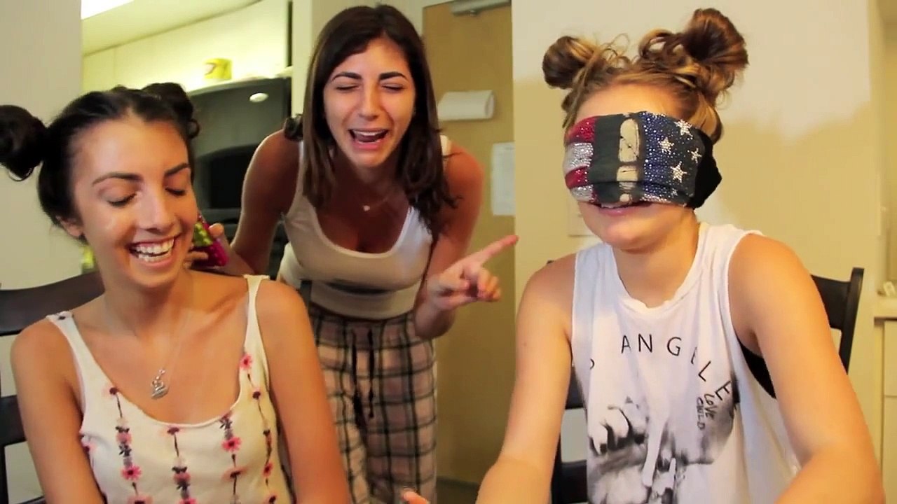 ♡Blindfolded Makeup Challenge ft Emily♡