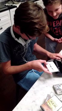 Des ados essaient d'utiliser un vieux Walkman... Hilarant