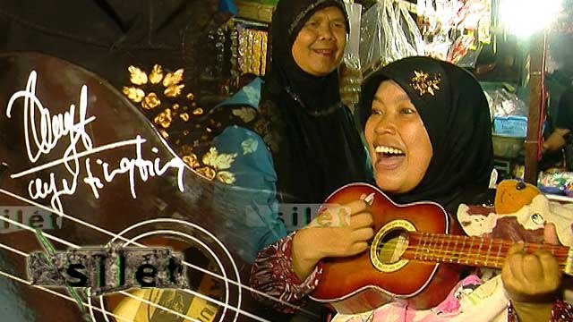 Aksi Ibu Sri yang Idolakan Ayu Ting Ting - Silet 13 Januari 2016