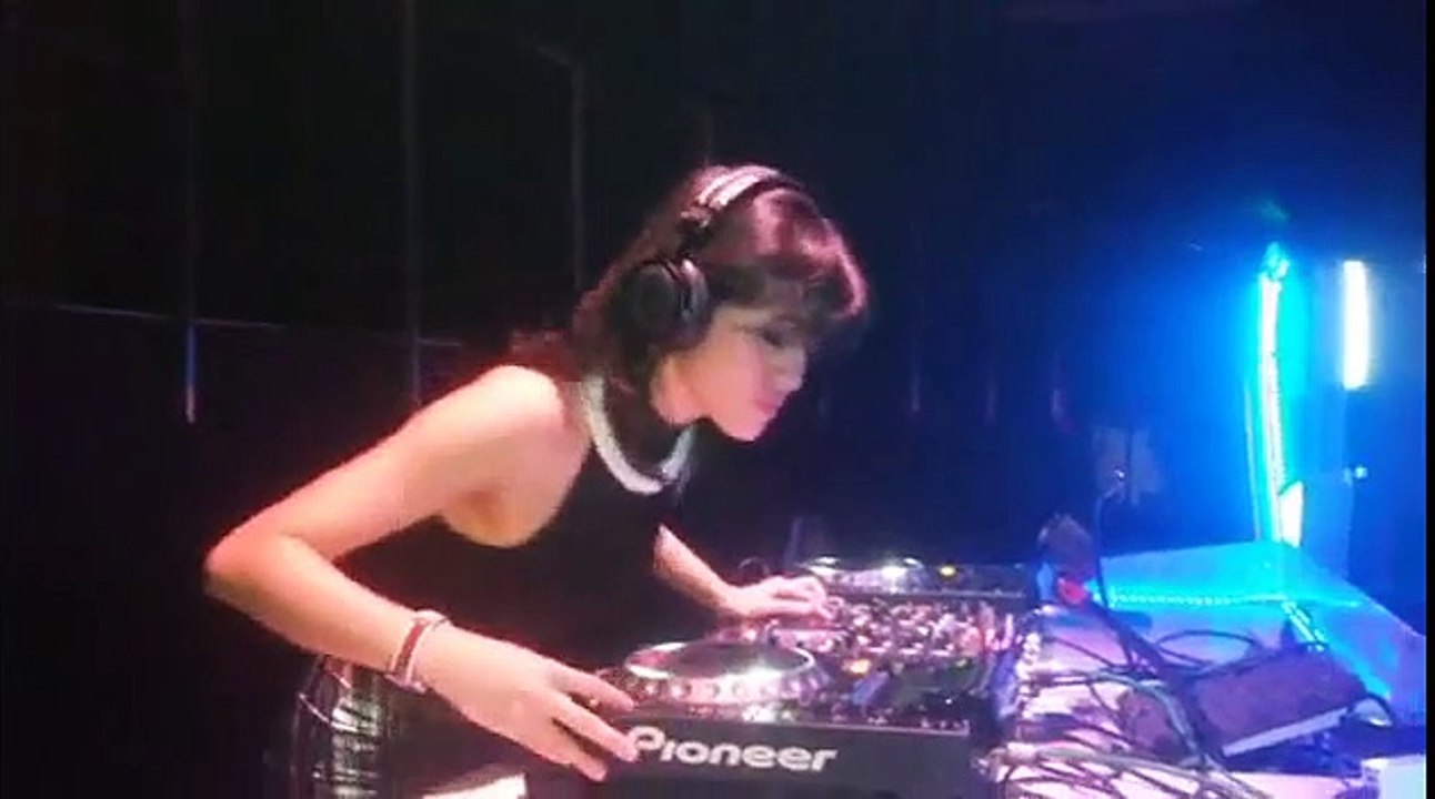 Aksi Hot DJ Una