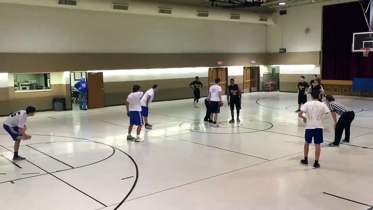 basket: une combinaison de Foot US pour un incroyable panier !