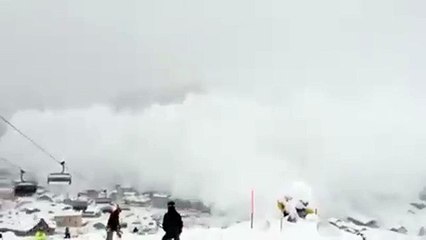 Valanga a Cervinia, la nube di neve avvolge le case della città