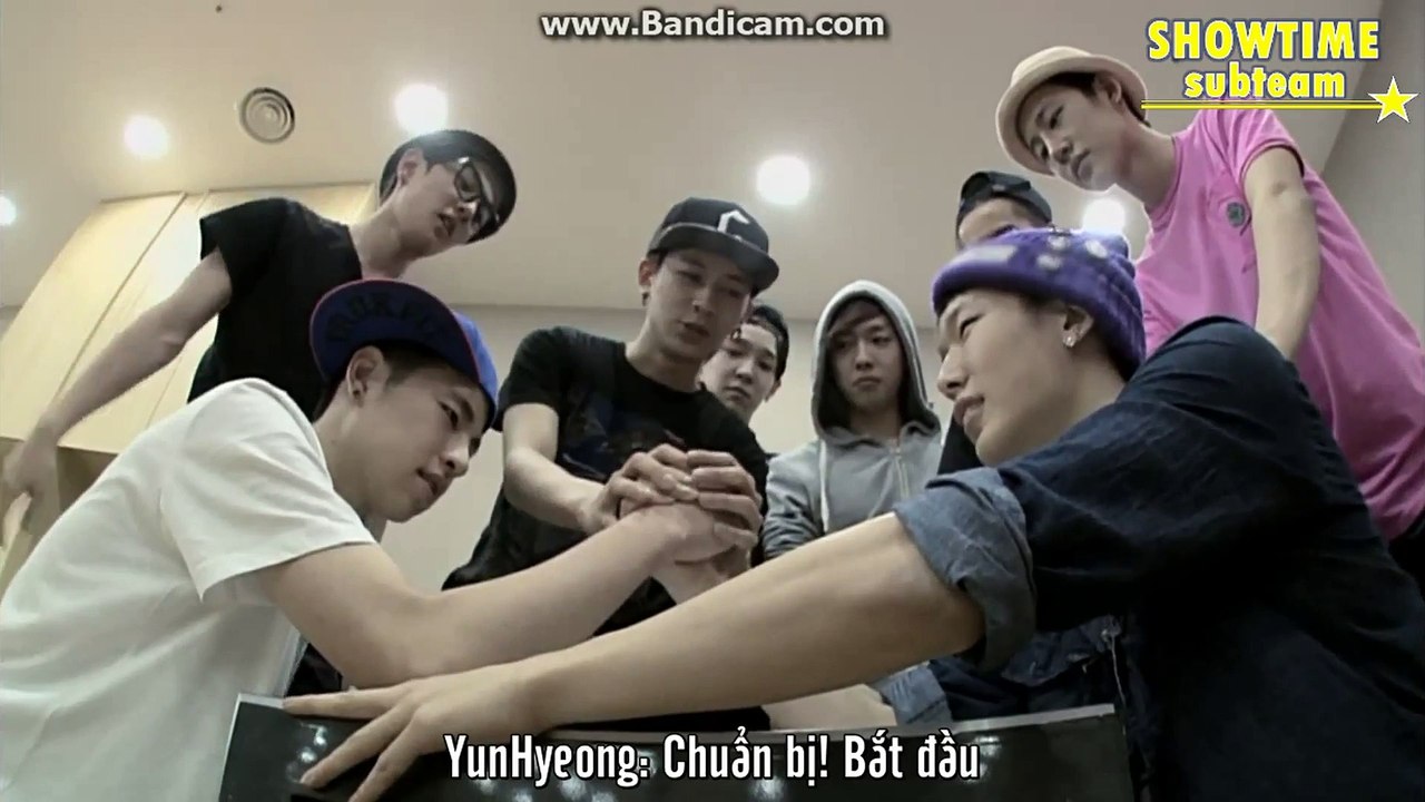 iKON & WINNER playing