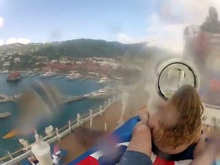 Un toboggan entièrement transparent sur un bâteau