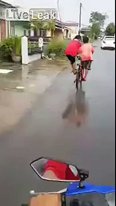 Deux enfants inventent une technique ingénieuse pour faire du vélo
