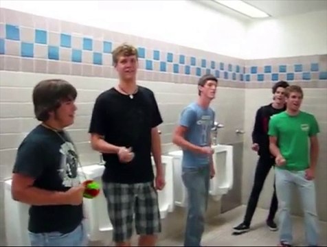 Un impresionante coro en el baño de los chicos