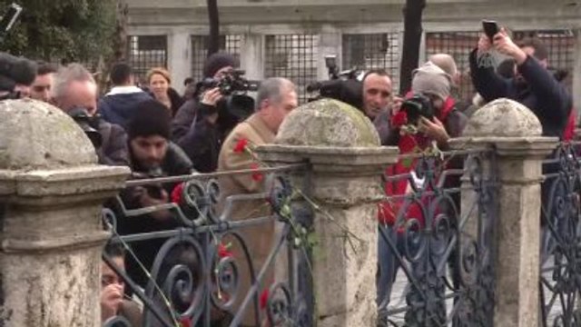 Sultanahmet'e Karanfil Bıraktılar (2)