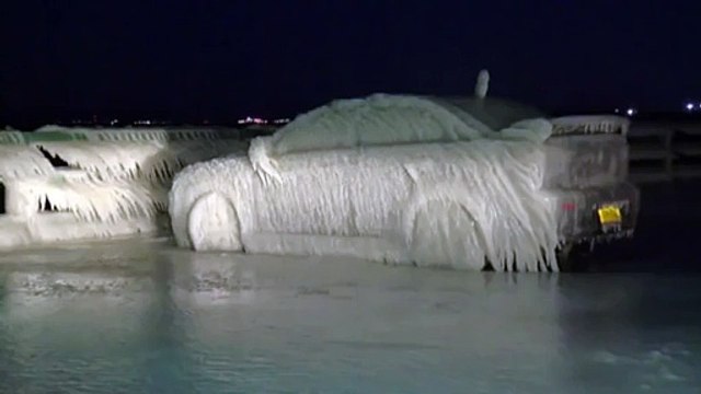 Une voiture entièrement couverte de glace après une tempête