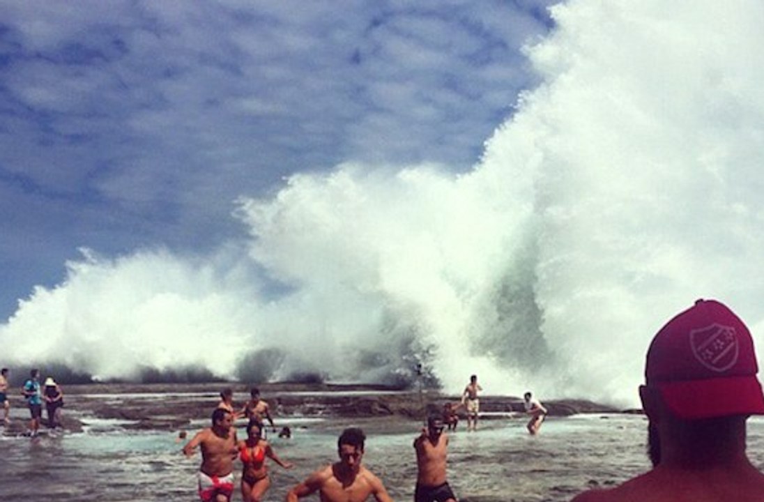 Australie : une violente vague emporte une centaine de baigneurs