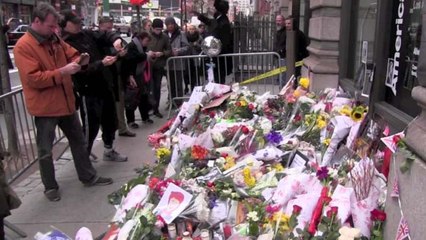(VIDEO) Fans Pay Their Tribute To David Bowie
