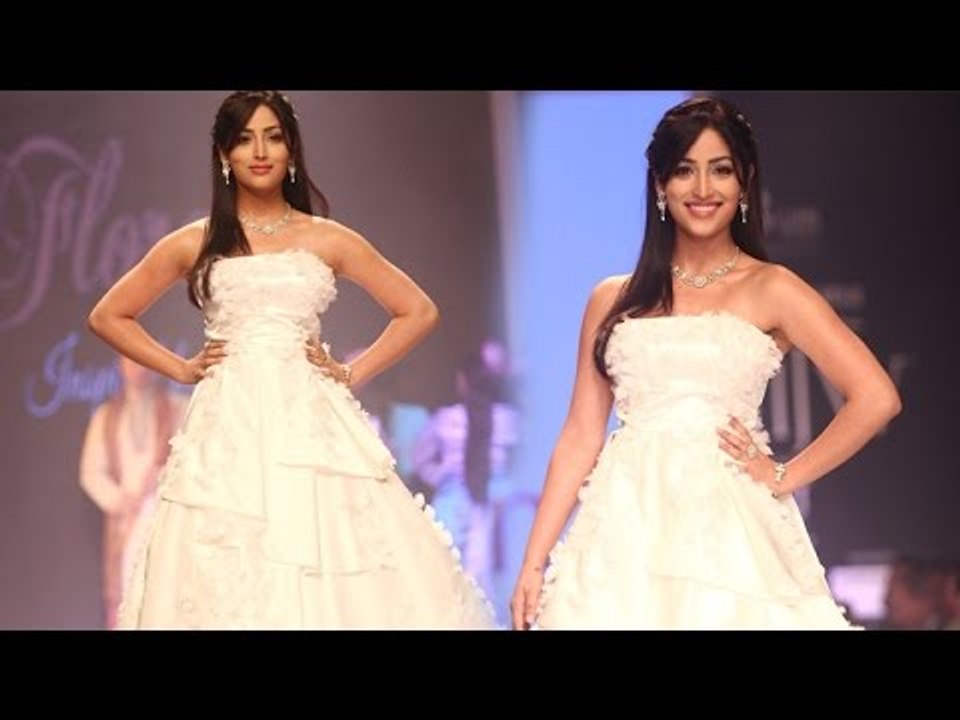 IIJW 2014  Glamorous Yami Gautam Light Up Ramp