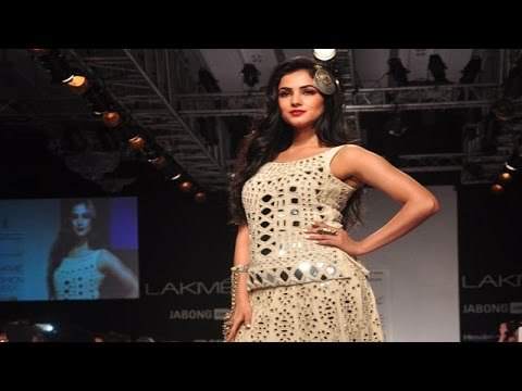 Sonal Chouhan Dazzles The Ramp | Lakme Fashion Week 2014