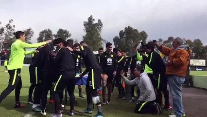 Así el pastelazo a Oribe Peralta en America por su cumpleaños