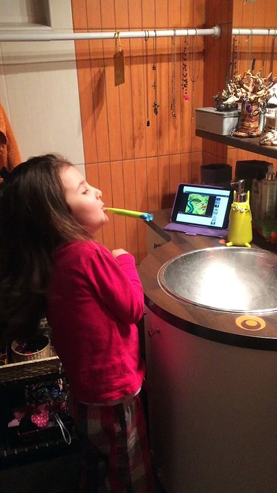 Zouzou se lave les dents!!