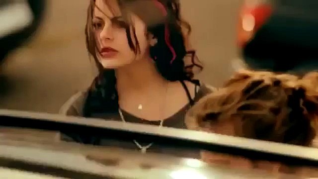 Deze Twee Meisjes Zagen Iets Liggen Achterin Een Hete Auto, Wat Ze Dan Doen Is Geweldig! (720p Full HD)