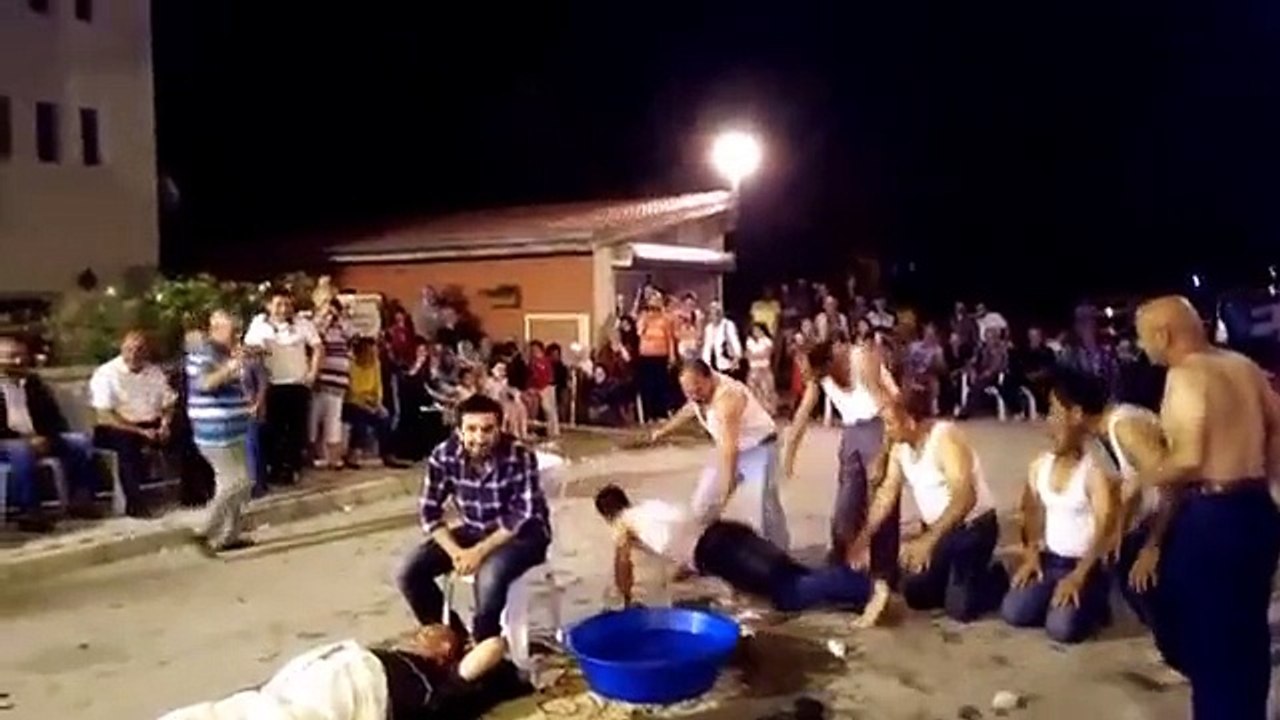 DÜĞÜNDE BÖYLE OYUN GÖRÜLMEDİ