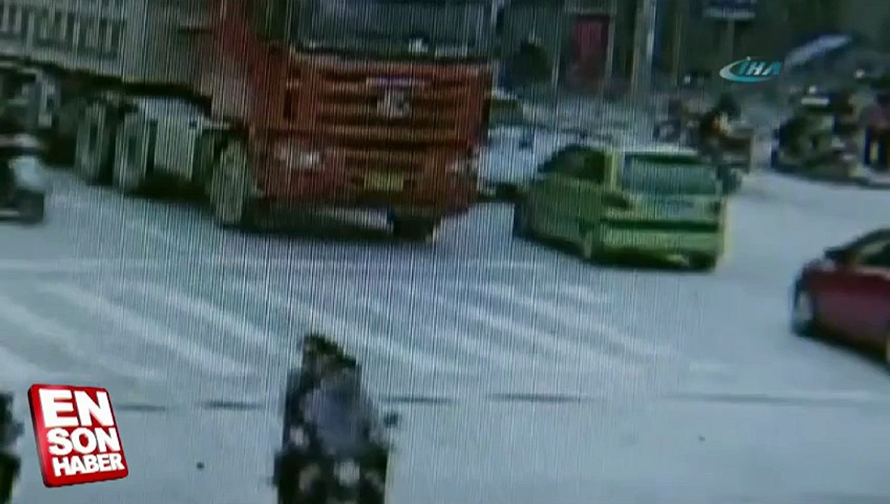 3 Kadın Motorsikletle TIR'ın Altında Kaldı
