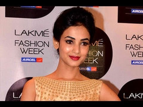 Gorgeous Sonal Chauhan Walks For Siyaahi