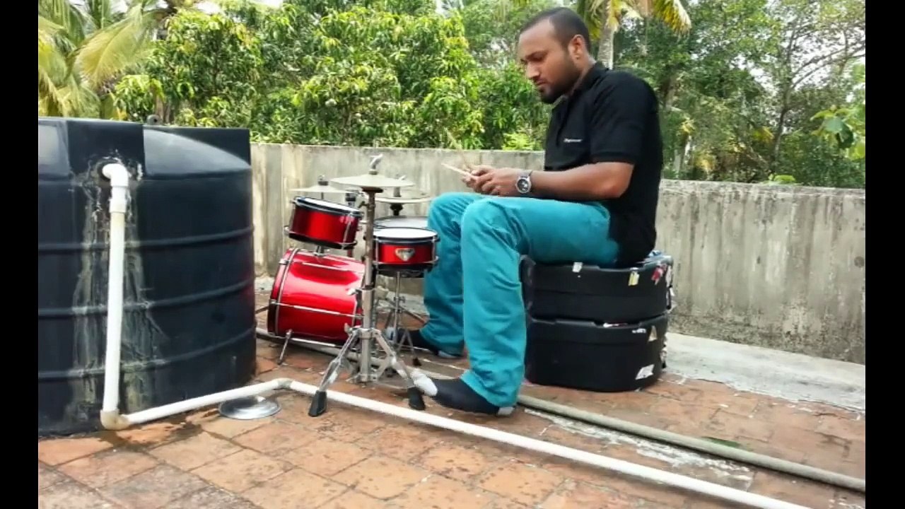 Jouer de la musique avec une mini batterie et un tuyau en PVC