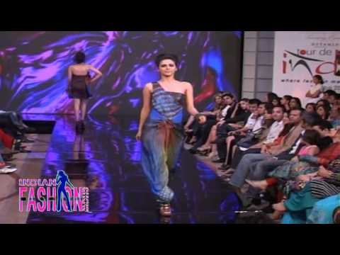 Showstopper Vida Samdzai Walks For Babita Malkani