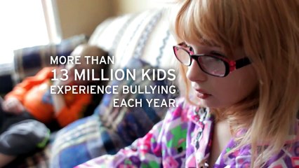 Harcelée à l'école parce qu'elle porte des lunettes