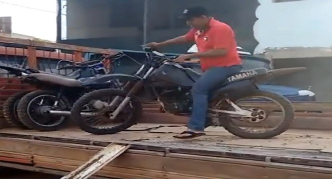 Il veut descendre une moto d'un camion