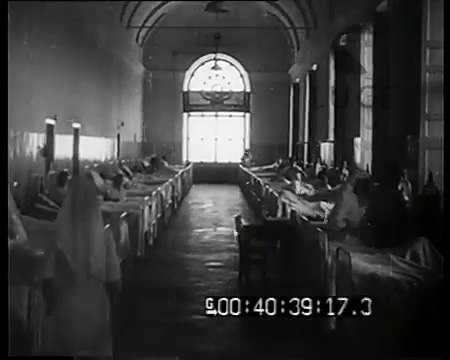 Fronte Occidentale. Il Duce in visita agli ospedali che accolgono i nostri feriti. L'incontro