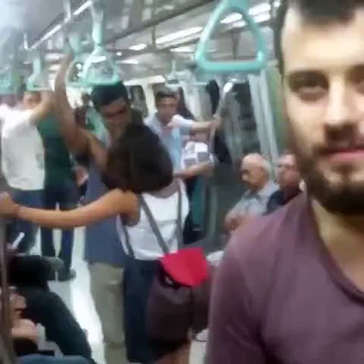Metroda Overlok Nakinesi Ayağınıza Geldi Anonsu Yapan Genç
